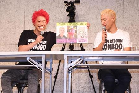 田村亮（右）を含む所属タレントをフリップで売り込む田村淳＝東京・ＷＡＬＬ＆ＷＡＬＬ（撮影・開出牧）