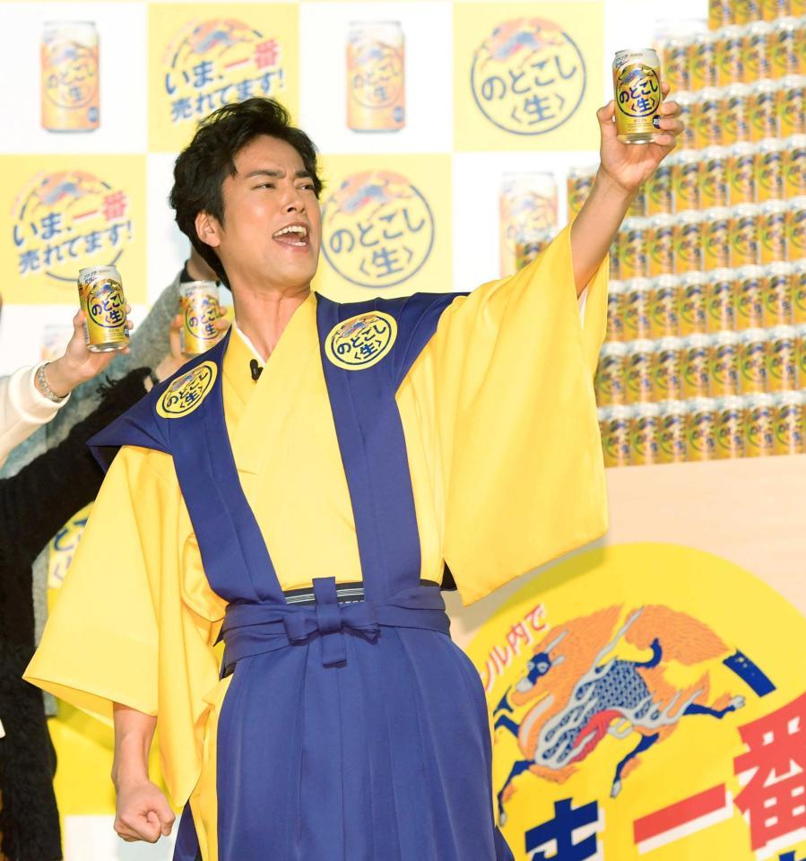 　元気よく乾杯する桐谷健太＝東京・ベルサール飯田橋駅前（撮影・金田祐二）