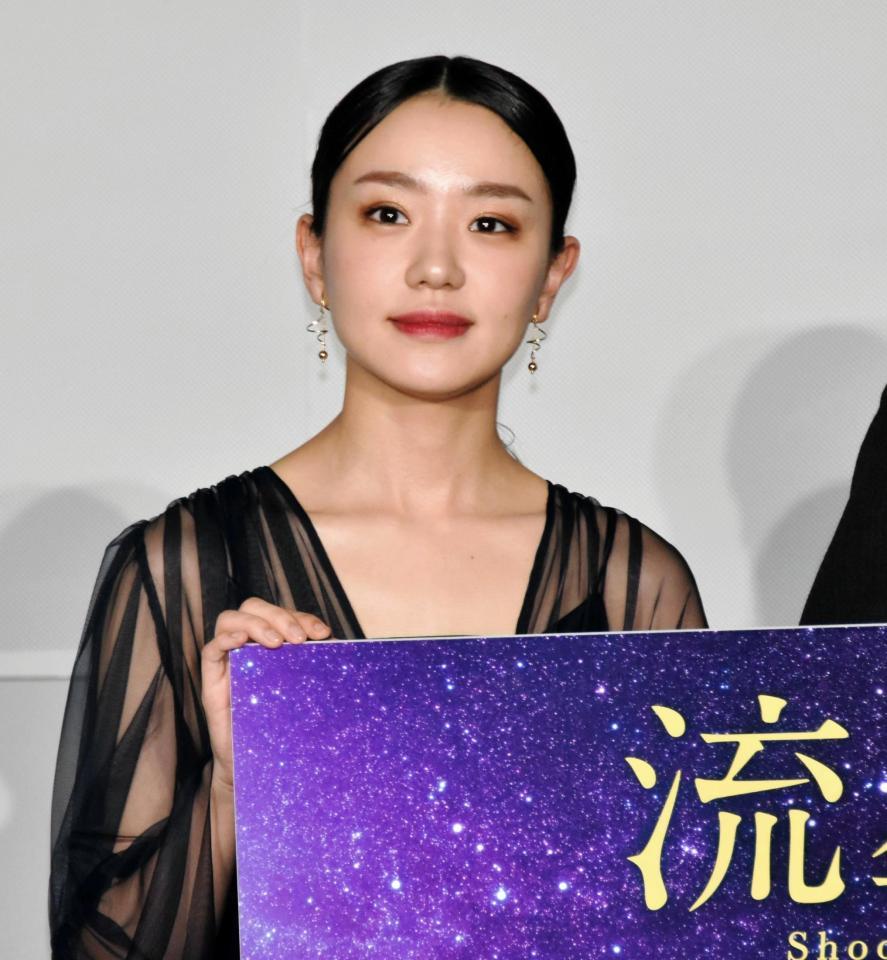 発表会に登場した奈緒＝東京・有楽町マリオン９階