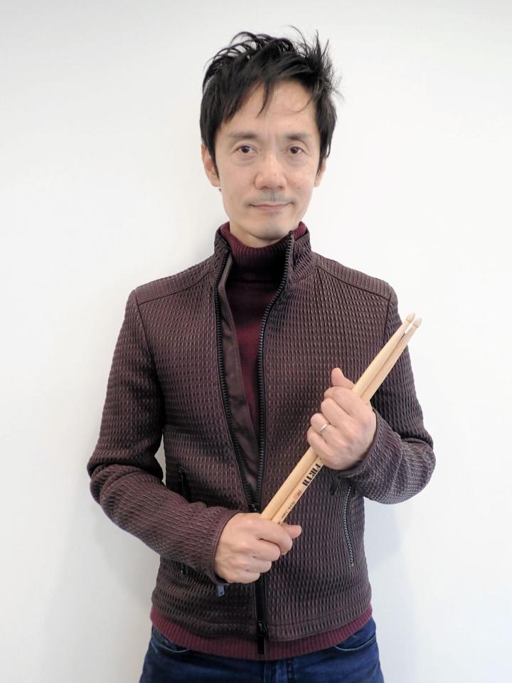 洗練された着こなしの神保彰＝東京都文京区