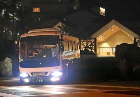 中国・武漢から第１陣で帰国した人を乗せ、千葉県内のホテルを出るバス＝30日夜
