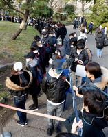 沢尻エリカ被告の初公判で、傍聴券を求めて並ぶ人たち＝31日午前、東京・日比谷公園