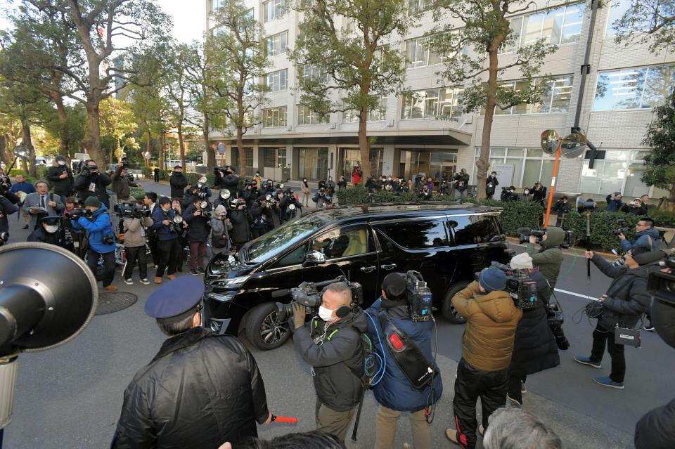 沢尻エリカ被告を乗せたと思われる車が東京地裁に入る＝（撮影・堀内翔）