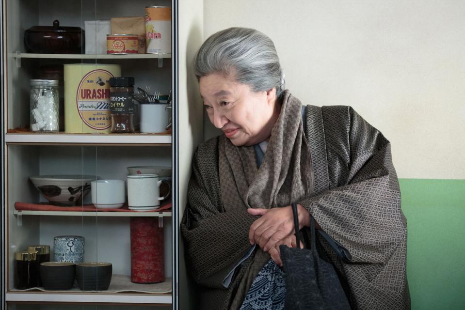 ちや子の部屋で、喜美子（戸田恵梨香）に見つからないように隠れる大久保（三林京子）