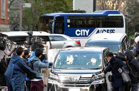 　東京地裁を出る、沢尻エリカ被告を乗せたと思われる車（撮影・出月俊成）