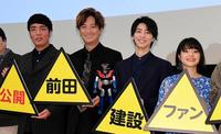 笑顔で映画をＰＲする（左から）小木博明、上地雄輔、高杉真宙、岸井ゆきの＝東京・新宿バルト９（撮影・高石航平）