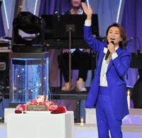 デビュー満２０周年を祝うケーキが登場し、それを祝うファンの歓声に応える氷川きよし＝東京・中野サンプラザ（撮影・高石航平）