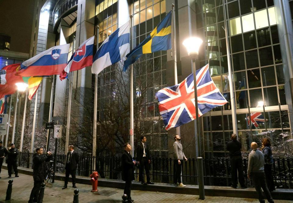 　ブリュッセルの欧州議会前から降ろされる英国旗（右）（ゲッティ＝共同）