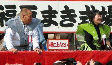 豆まき式に参加した宮川大助（左）と宮川さゆみ親子＝大阪府寝屋川市