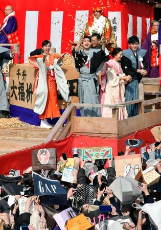 成田山大阪別院で開かれた節分祭で、豆をまく「スカーレット」ヒロイン役の戸田恵梨香（前列左端）ら＝３日、大阪府寝屋川市
