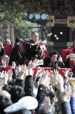 豆まきをする市川海老蔵＝千葉・成田山新勝寺