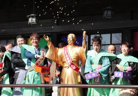 節分会に参加した（左から）大江裕、北山たけし、原田悠里、山口ひろみ＝東京・高尾山薬王院