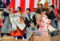 成田山大阪別院で開かれた節分祭で、豆をまく「スカーレット」ヒロイン役の戸田恵梨香（左から２人目）、松下洸平（中央）ら＝３日、大阪府寝屋川市