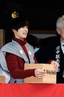 豆まきを行う奥野壮＝東京・大國魂神社