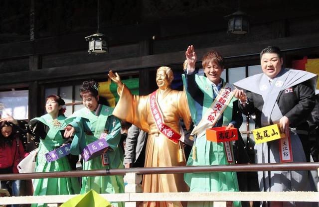 北島三郎 等身大銅像が北島兄弟と恒例の豆まき 両足指骨折で療養中 芸能 デイリースポーツ Online