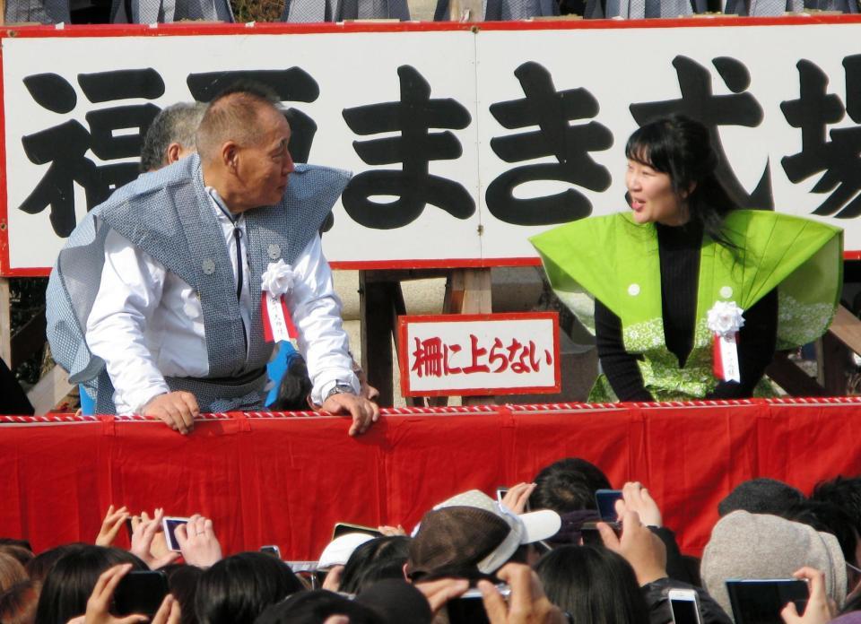 豆まき式に参加した宮川大助（左）と宮川さゆみ親子＝大阪府寝屋川市