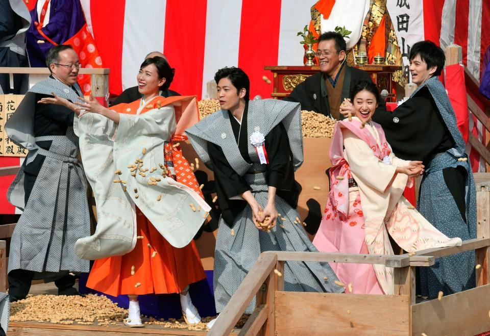 成田山大阪別院で開かれた節分祭で、豆をまく「スカーレット」ヒロイン役の戸田恵梨香（左から２人目）、松下洸平（中央）ら＝３日、大阪府寝屋川市