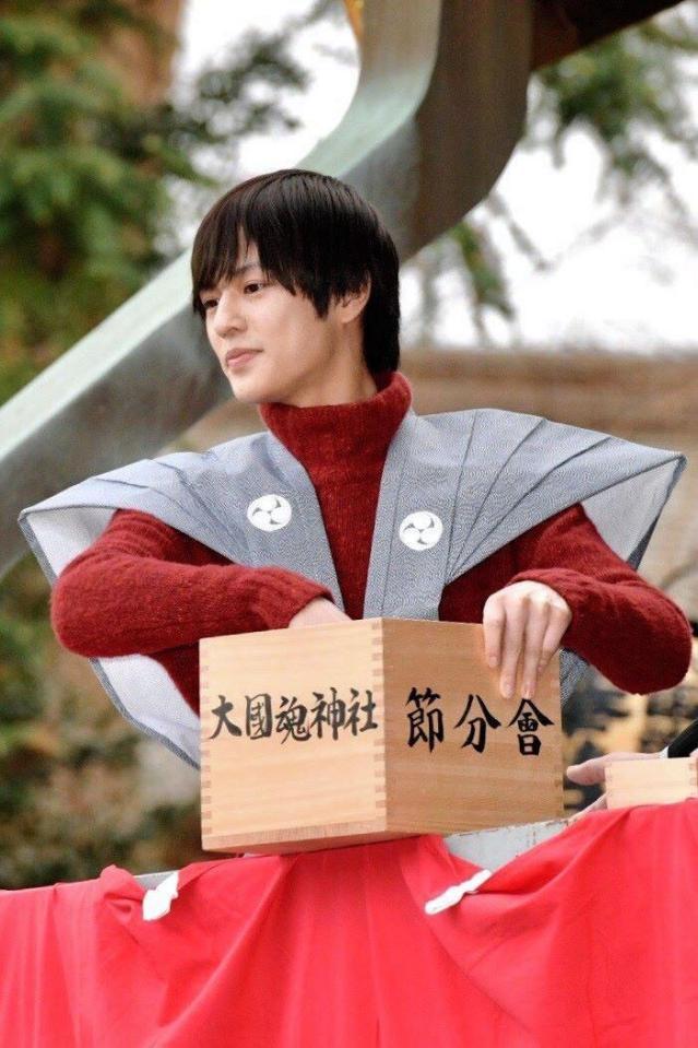 豆まきを行う奥野壮＝東京・大國魂神社