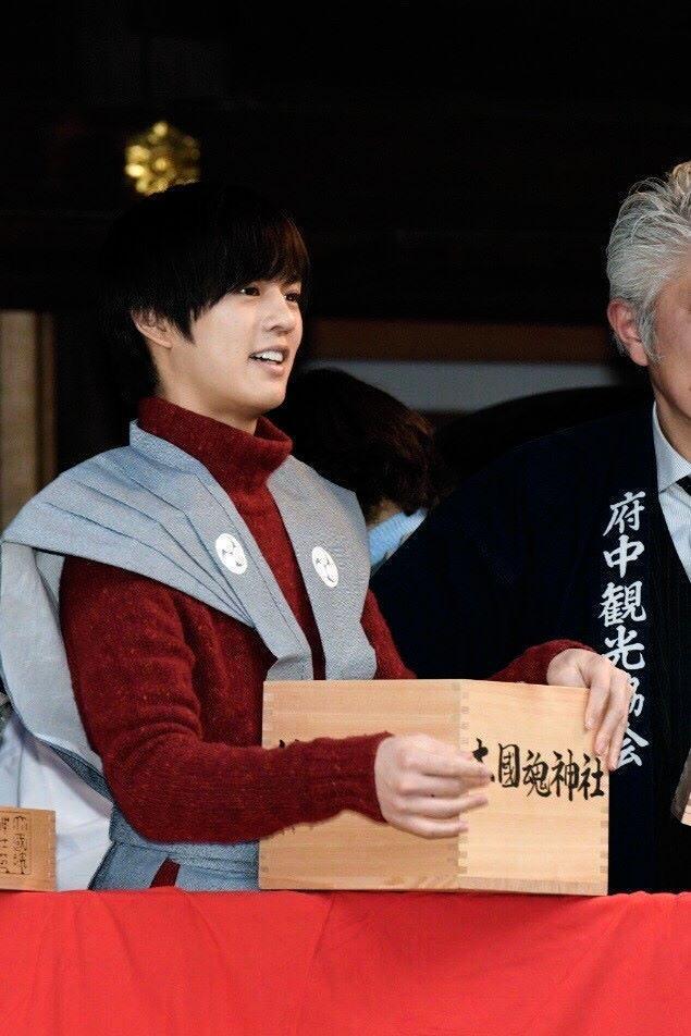 豆まきを行う奥野壮＝東京・大國魂神社