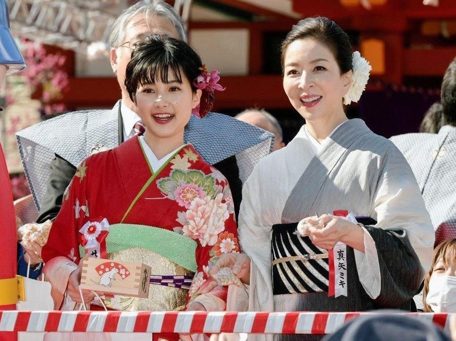 着物姿で豆まきをする真矢ミキ（右）と井頭愛海＝東京・日枝神社