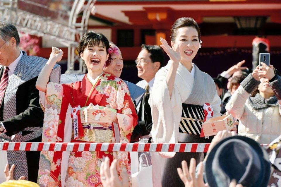 豆まきをする真矢ミキ（右）と井頭愛海＝東京・日枝神社