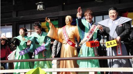 　節分会に参加した（左から）山口ひろみ、原田悠里、北山たけし、大江裕