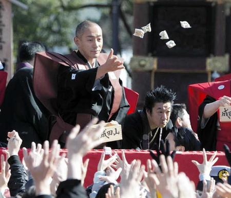 　豆まきをする市川海老蔵＝千葉・成田山新勝寺