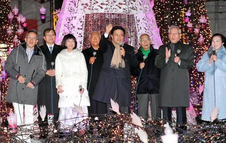 笑顔でイルミネーションの点灯の瞬間を見つめる（１列目左から）宮本亞門、堀ちえみ、野田哲生、横倉義武、麻倉未稀（２列目左から）中釜斉、服部幸應、垣添忠生＝東京・カレッタ汐留（撮影・高石航平）