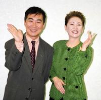 桂三枝と「いらっしゃ～い」のポーズをする梓みちよさん