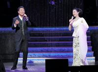 「五木ひろし特別公演」で共演する五木ひろし（左）と坂本冬美＝大阪・新歌舞伎座