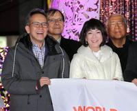 集合写真に笑顔で納まる宮本亜門（左）と堀ちえみ＝東京・カレッタ汐留（撮影・高石航平）