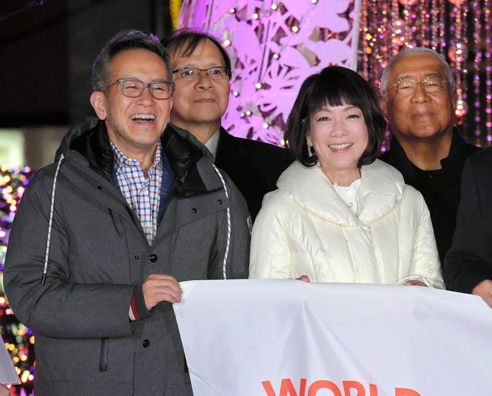 集合写真に笑顔で納まる宮本亜門（左）と堀ちえみ＝東京・カレッタ汐留（撮影・高石航平）