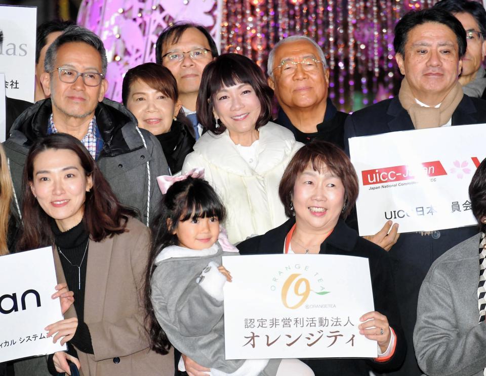 様々な団体の人と記念写真に納まる堀ちえみ（二列目中央）＝東京・カレッタ汐留（撮影・高石航平）