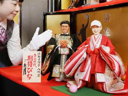 　ＮＢＡ、ウィザーズの八村塁（左）と女子ゴルフの渋野日向子をモデルにした「今年の期待びな」＝東京・浅草橋