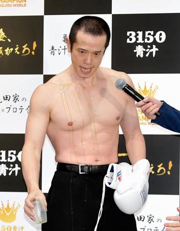 青汁を飲みきる庄司智春＝東京・渋谷のＯＰＥＮＢＡＳＥ　ＳＨＩＢＵＹＡ（撮影・出月俊成）