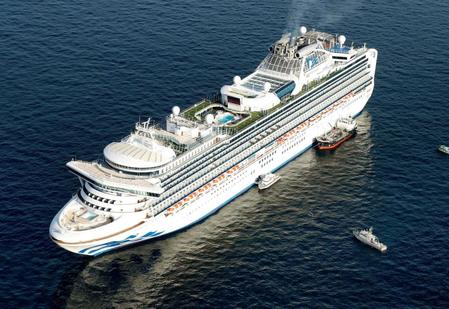 　横浜・大黒ふ頭沖に停泊するクルーズ船「ダイヤモンド・プリンセス」（共同通信社ヘリから）