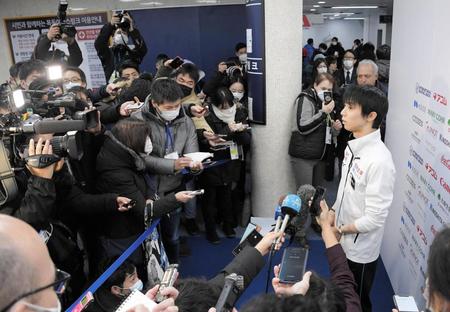 日韓の報道陣から取材を受ける羽生結弦＝韓国・ソウル（撮影・堀内翔）