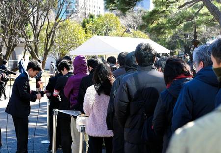 整理券が配布される仮設テントの前に並ぶ人々＝東京・日比谷公園（撮影・高石航平）