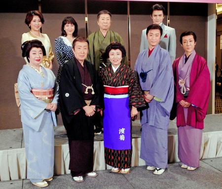 「喜劇　道頓堀ものがたり」製作発表に出席した喜多村緑郎（前列左から４人目）と鈴木杏樹（後列左から２人目）＝２０１９年９月撮影