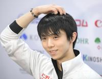 　公式練習後、記者の質問に答える羽生結弦＝韓国・ソウル