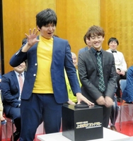 本選のブロック分け抽選にのぞんだからし蓮根。伊織（左）と杉本青空＝ＮＨＫ大阪放送局