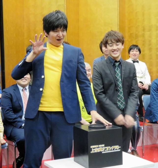 本選のブロック分け抽選にのぞんだからし蓮根。伊織（左）と杉本青空＝ＮＨＫ大阪放送局