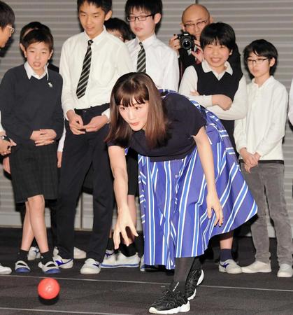 　ボッチャを体験する綾瀬はるか＝東京・有明のパナソニックセンター東京　