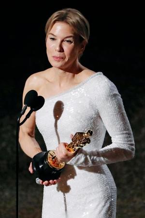 第92回米アカデミー賞で主演女優賞を受賞した「ジュディ　虹の彼方に」のレネー・ゼルウィガーさん＝９日、米ハリウッド（ロイター＝共同）