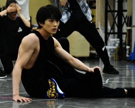 鍛え抜かれた肉体を披露した新田真剣佑＝都内