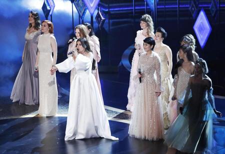 　第92回米アカデミー賞で、「アナと雪の女王２」の主題歌を歌うイディナ・メンゼルさん（中央）ら。メンゼルさんの右隣は松たか子さん＝９日、米ハリウッド（ロイター＝共同）