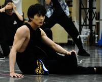 鍛え抜かれた肉体を披露した新田真剣佑＝都内