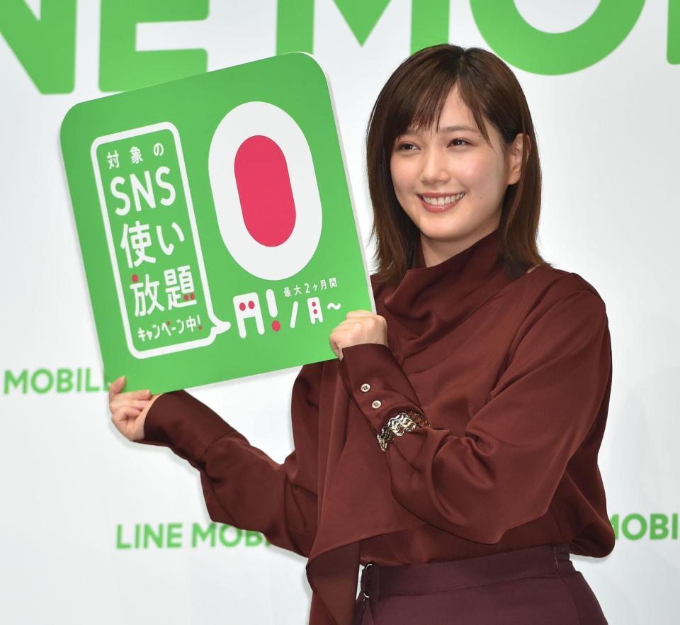 ＬＩＮＥモバイルの発表会に登場する本田翼＝東京・南青山のスパイラルホール（撮影・西岡正）