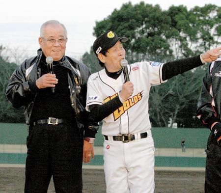茨城ゴールデンゴールズのイベントでトークをする野村さん（左）と萩本欽一＝２００９年１１月
