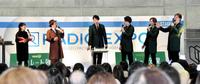 純烈・小田井涼平（左から三番目）の誕生日を祝う一同＝神奈川・パシフィコ横浜